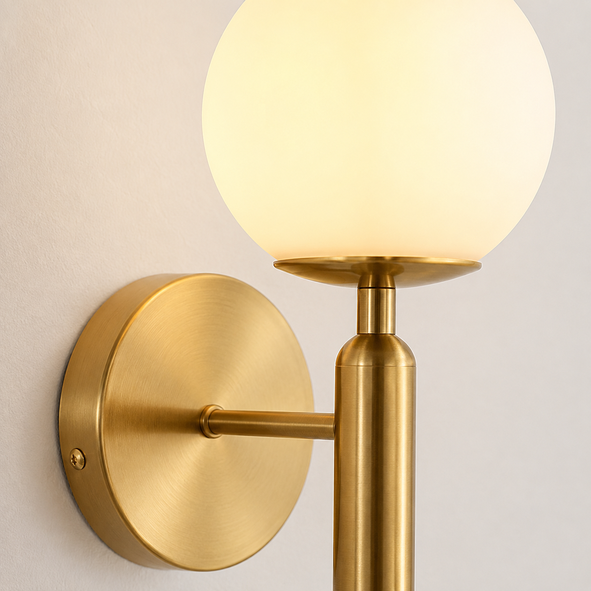 Detalhe do acabamento dourado e vidro leitoso da arandela