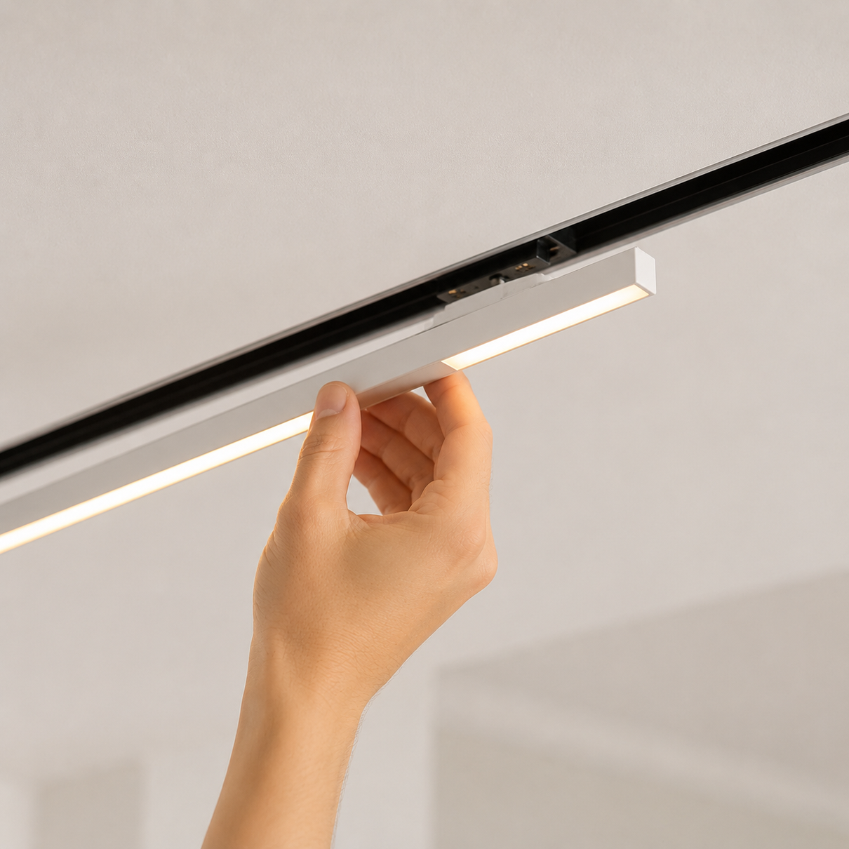 M&atilde;o encaixando m&oacute;dulo linear no trilho magn&eacute;tico sem ferramentas