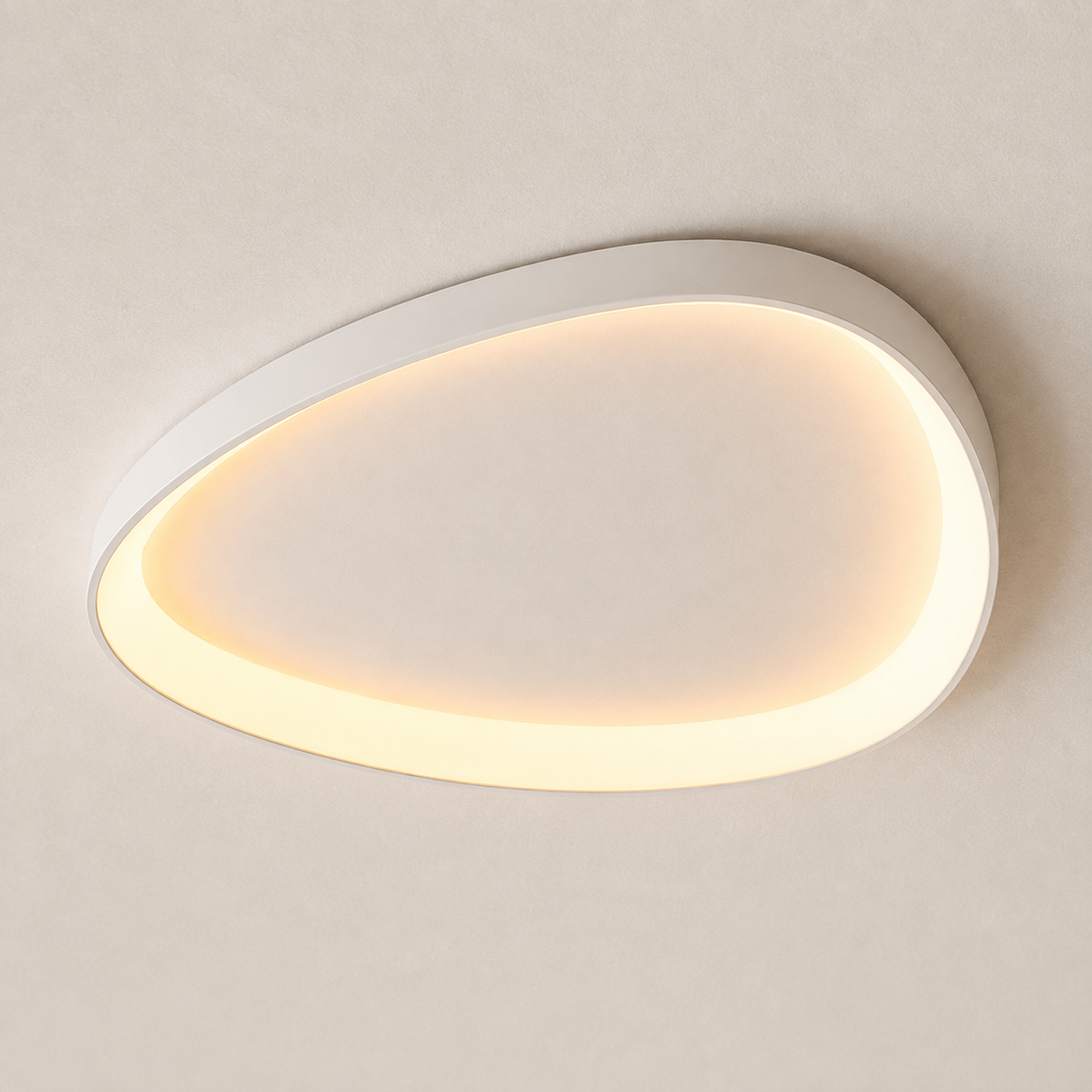 Detalhe do formato org&acirc;nico de seixos e do difusor acr&iacute;lico branco